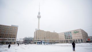 Der Alexanderplatz ist schneebedeckt, im Hintergrund ist der Fernsehturm zu sehen.