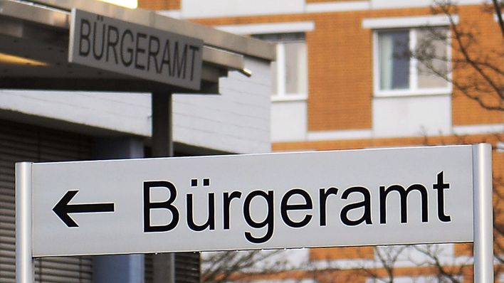Symbolbild: Ein Schild weist den Weg zu einem Berliner Bürgeramt (dpa/Susann Prautsch).