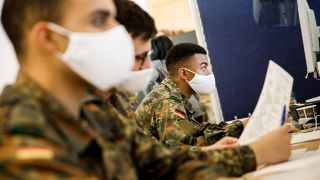 Soldaten des Wachbataillons beim Bundesministerium der Verteidigung werten im Gesundheitsamt Mitte Daten zur Corona-Kontaktverfolgung aus (Quelle: DPA/Carsten Koall)