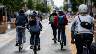 Fahrradfahrer fahren auf dem neuen autofreien Abschnitt der Friedrichsstraße (Quelle: DPA/Fabian Sommer)