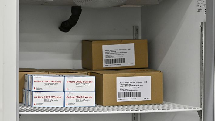 In einem Kühlschrank in Österreich wird eine Lieferung des Moderna-Impfstoffs gelagert (Bild: dpa/Hans Punz)