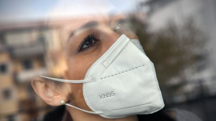 Eine junge Frau mti KN95-Maske. (Quelle: dpa/sven simon)