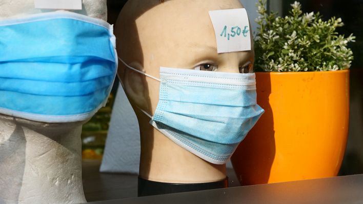 Medizinische Masken gegen das neuartige Coronavirus werden am 12.0.2020 im Schaufenster eines Backshops in Berlin zum Kauf angeboten. (Quelle: dpa/Wolfram Steinberg)
