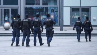Mehrere Polizisten und Polizistinnen laufen über den Alexanderplatz Berlin (Quelle: DPA/Kira Hofmann)
