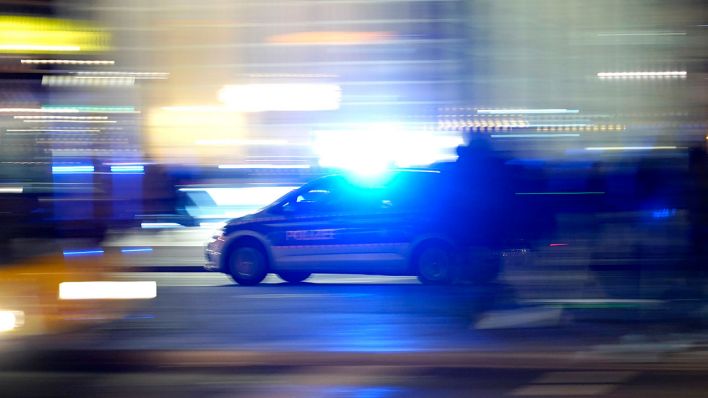 Ein Polizeiwagen auf Einsatzfahrt durch Berlin, Symbolbild (Quelle: Geisler-Fotopress/Thomas Bartilla)