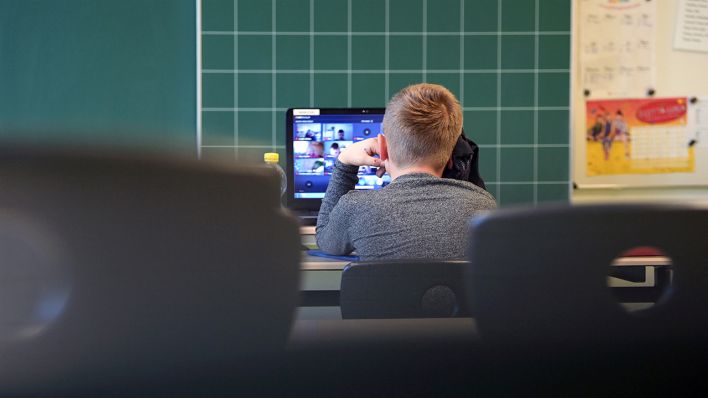 Ein Schulkind sitzt in einem Klassenzimmer der Comenius-Schule während einer Schulstunde vor seinem Laptop (Bild: dpa/Soeren Stache)