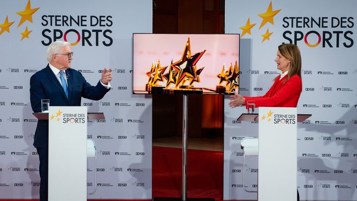 Bundespräsident Frank-Walter Steinmeier und Moderatorin Katrin Müller-Hohenstein bei der Verleihung der "Sterne des Sports" in Gold 2020 (Quelle: dpa/Bernd von Jutrczenka)
