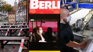 Collage: Eine geschlossene Gastronomie mit gesperrter Terrasse in Friedrichshain, eine Busfahreren mit Mund-Nase-Bedeckung, ein Arbeiter in der Textilfabrik mit Mund-Nase-Bedeckung. (Quelle: dpa/Kalaene/Schmidt)