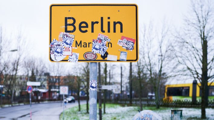 An der Grenze zwischen Berlin und Brandenburg steht das Ortsschild von Berlin Marzahn. Zur Eindämmung der Pandemie soll die 15-Kilometer-Regel für Berlin kommen. (Quelle: dpa/Annette Riedl)