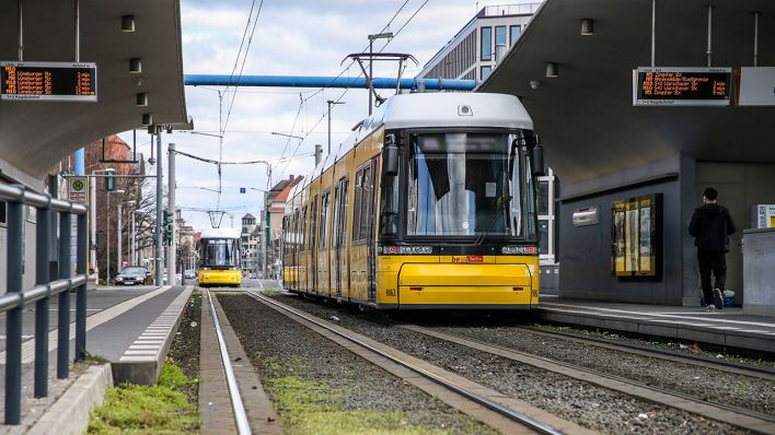 Tram M10 am Hauptbahnhof Berlin (Quelle: dpa/Andreas Gora)