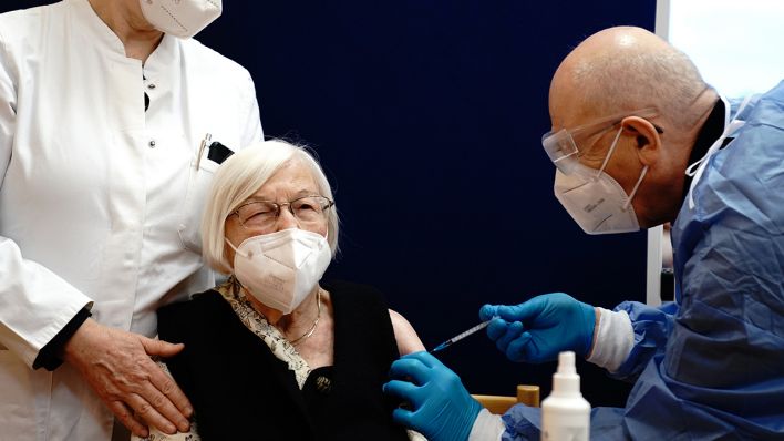 Die 101-jährige Gertrud Haase (M) wird im Pflegeheim Agaplesion Bethanien Sophienhaus von Impfarzt Fatmir Dalladaku (r) gegen das Coronavirus geimpft, Irmgard Landgraf, Ärztin, steht links. (Quelle: dpa/Kay Nietfeld)