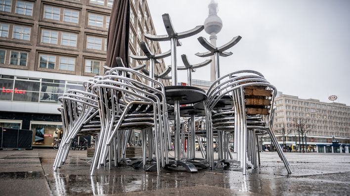 Stühle und Tische sind am weitgehend leeren Alexanderplatz in Berlin hochgestellt. (Quelle: dpa/Michael Kappeler)