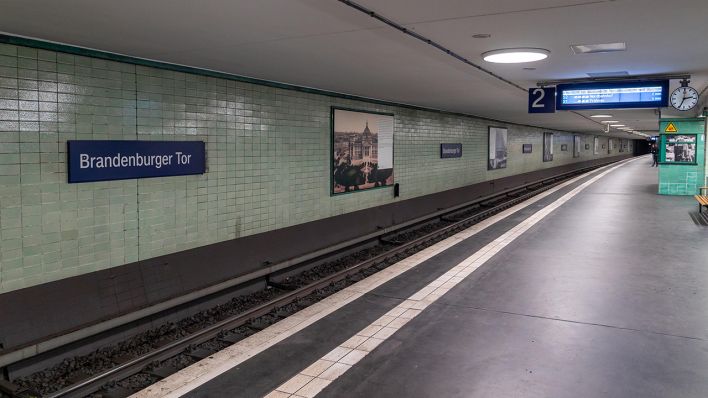 Leerer Bahnsteig am Bahnhof Brandenburger Tor (Quelle: dpa/Nando Lardi)