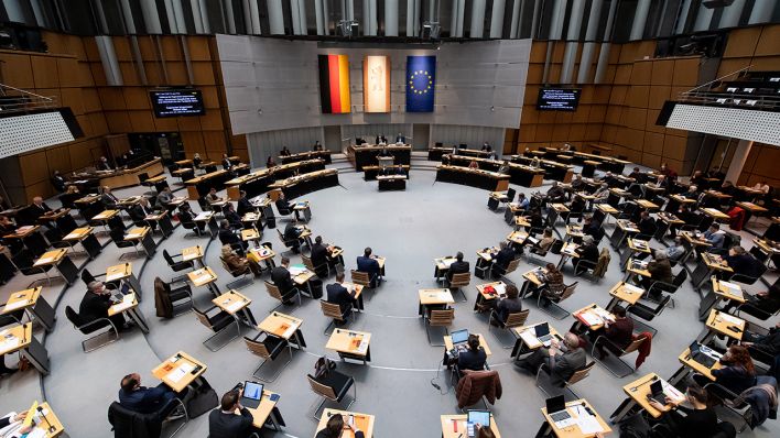 Michael Müller (SPD), Regierender Bürgermeister von Berlin, spricht bei der Sondersitzung im Berliner Abgeordnetenhaus am Rednerpult zu den Abgeordneten. (Quelle: dpa/Bernd von Jutrczenka)