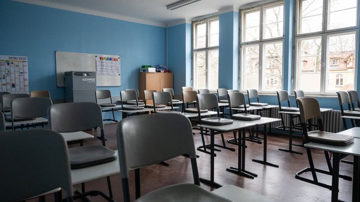 In einem Klassenraum im Schadow-Gymnasium stehen die Stühle auf den Tischen. Am 8. Januar sollen die Schulen wieder geöffnet werden. (Quelle: dpa/Christophe Gateau)