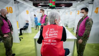 Helfer der Bundeswehr warten auf Impfstoff gegen das Coronavirus im zweiten neu eröffneten Impfzentrum Berlins, im Erika-Hess-Eisstadion. (Quelle: dpa/Kay Nietfeld)