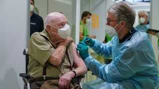 Eine Person wird im Impfzentrum auf dem Messegelände in Berlin geimpft. (Quelle: dpa/Sean Gallup)
