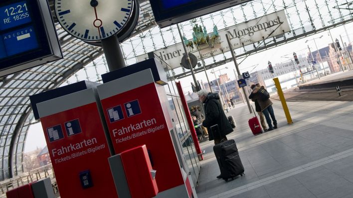 Zugreisende stehen am Hauptbahnhof in Berlin an einem Gleis. (Quelle: dpa/Franziska Gabbert)