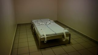 Ein Bett zum fixieren eines Patienten in einem Beobachtungsraum in einer psychiatrischen Klinik. (Quelle: dpa/Amelie Benoist)