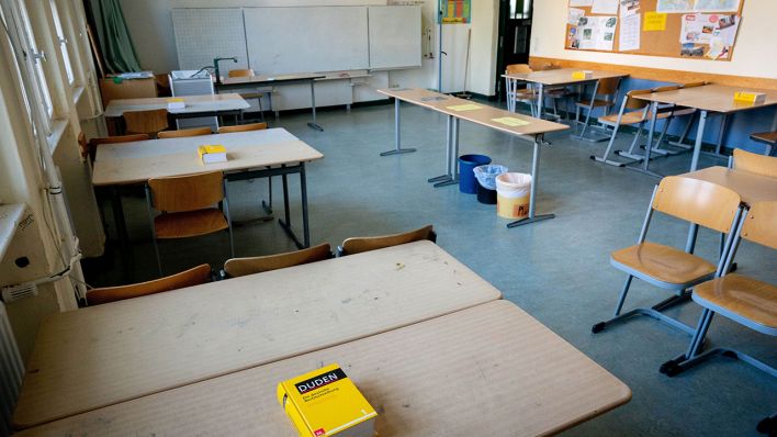 Ein Duden liegt für die Schüler in einem Klassenraum. (Quelle: dpa/Kay Nietfeld)