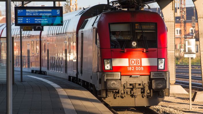 Archivbild: Der Regionalexpress RE1 fährt am Bahnhof in Frankfurt (Oder) (Brandenburg) ein. (Quelle: dpa/P. Pleul)