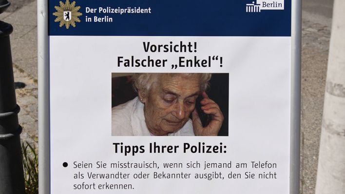 Symbolbild: Warntafel der Polizei in Berlin hinsichtlich des <<Enkeltricks>>. (Quelle: imago images/imagebroker)