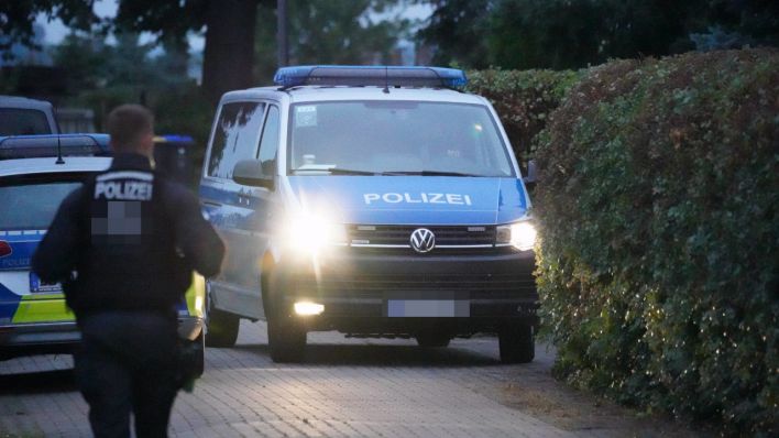 Polizeiwagen vor einem Wohnhaus (Quelle: imago images/Jens Kaczmarek