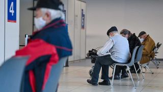 Mehrere ältere Menschen sitzen im Wartebereich des Impfzentrums am ehemaligen Flughafen Schönefeld (Quelle: dpa/Patrick Pleul)