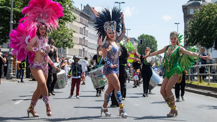 Archivbild: Teilnehmer einer Demonstration für den Erhalt der Vielfalt der Kulturen ziehen tanzend und musizierend durch Kreuzberg. Die Initiatoren des Karneval der Kulturen haben diesen Aufmarsch organisiert. (Quelle: dpa/B. Jutrczenka)