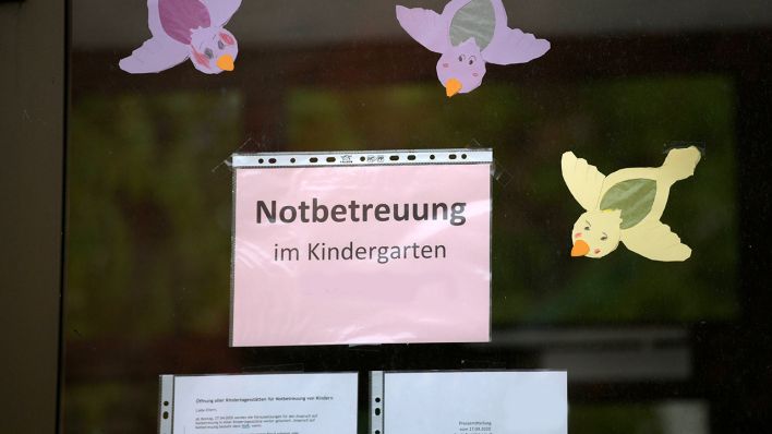 Symbolbild: Notbetreuung im Kindergarten steht an der Eingangstür zu einer Kita. (Quelle: imago images/MiS)