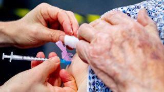 Einer Seniorin wird eine Dosis des Moderna-Impfstoffs injiziert. Quelle: Robin Utrecht/dpa