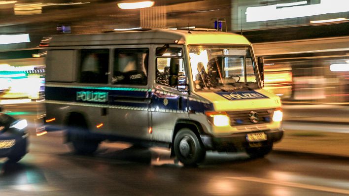 Wagen der Polizei fährt durch Berliner Innenstadt. Quelle: Andreas Gora/dpa