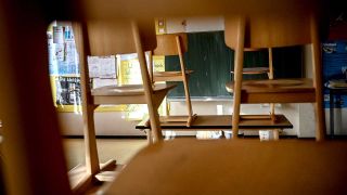 Hochgestellte Stühle in einem Klassenzimmer einer Grundschule (Quelle: dpa-Zentralbild/Britta Pedersen)