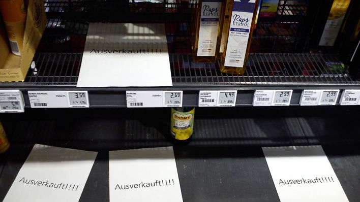 Leere Speiseöl-Regale im Supermarkt. (Quelle: imago images/teutopress)