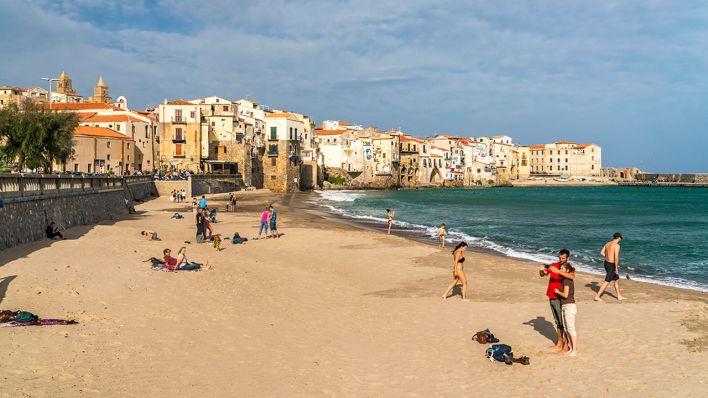 Symbolbild: Strand Spiaggia Lungomare und die Altstadt von Cefalu, Sizilien (Quelle: dpa/Schickert)