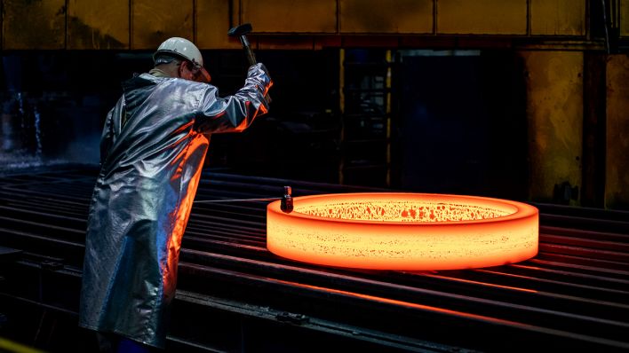 Symbolbild: Ein Stahlarbeiter in einem Thyssen-Krupp Werk. (Quelle: dpa/M. Kusch)