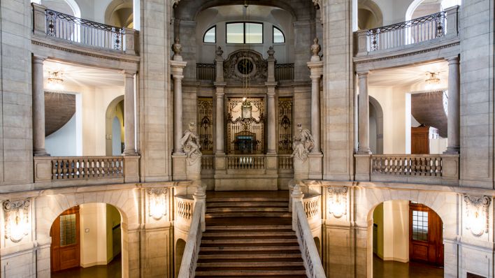 Ein Treppenaufgang ist am 11.04.2014 im Kammer- und Verfassungsgericht in Berlin zu sehen. (Quelle: dpa/Florian Schuh)