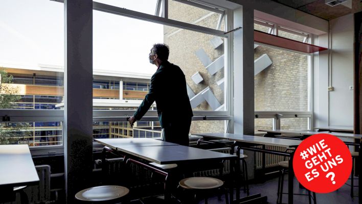 Symbolbild: Ein Lehrer öffnet ein Fenster eines Klassenzimmers (Quelle: dpa/Monique Wüstenhagen)