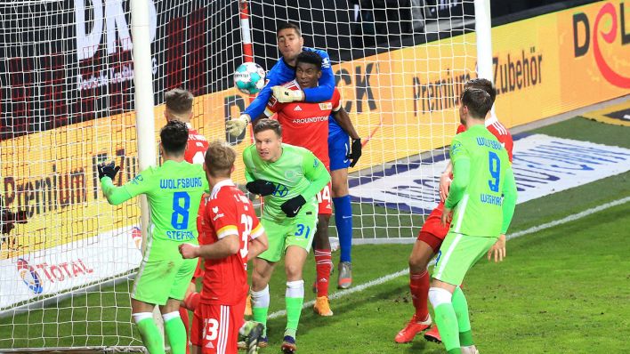 Wolfsburgs Keeper Casteels und Union-Spieler Awoniyi kommen sich im Torraum nahe (Quelle: imago images/Nordphoto)