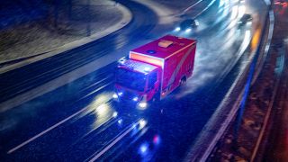 Ein Einsatzwagen der Feuerwehr fährt auf der Berliner Stadtautobahn am 13.01.2021 (Bild: imago images/Stefan Zeitz)