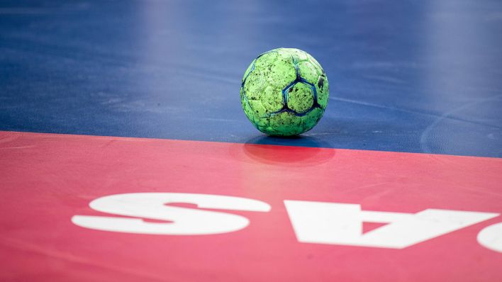 Ein Handball liegt auf dem Hallenboden (Quelle: imago images/Andreas Gora)