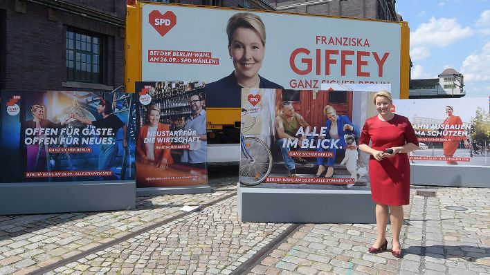 Franziska Giffey stellt in Berlin die neuen SPD-Wahlplakate zur Berlin-Wahl vor