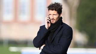 Arne Friedrich, Sportdirektor des Hertha BSC während eines Trainings am Telefon (Bild: imago images/Matthias Koch)
