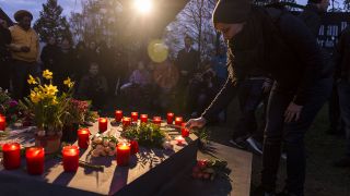 Archivbild: Einweihung der Gedenktafel von Burak Bektas, der am 05.04.2012 von einem Unbekannten ermordet wurde. (Quelle: imago images/Jan Scheunert)