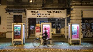 Symbolbild - Der Schriftzug "Ohne Kunst und Kultur wird's still" steht an der Fassade des Yorck Kinos in Berlin Kreuzberg. (Bild: imago images/Bildgehege)