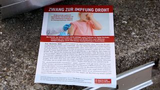 Symbolbild - Ein Flyer von Impfgegner*innen liegt auf einem Briefkasten. (Bild: imago images/Thomas Vonier)