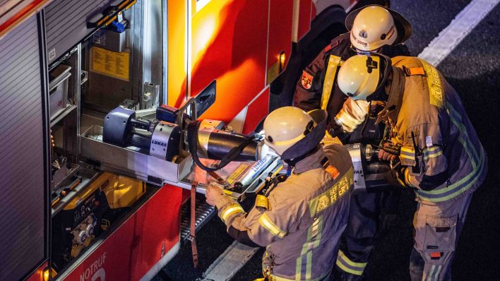 Einsatzkräfte der Berliner Feuerwehr am 26.11.2020 (Bild: imago images/Andreas Gora)