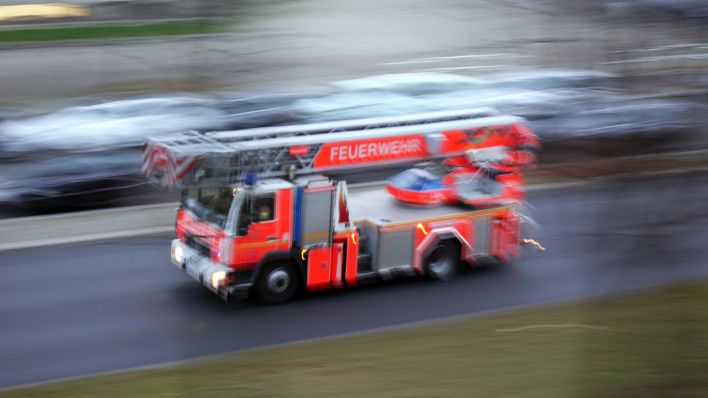 Leiterwagen der Berliner Feuerwehr auf Einsatzfahrt (Quelle: imago images/Frank Sorge)