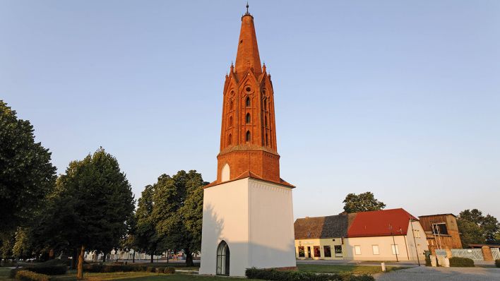Reste der Dorfkirche Letschin, Turm von Karl Friedrich Schinkel. (Quelle: imago-images/imagebroker)