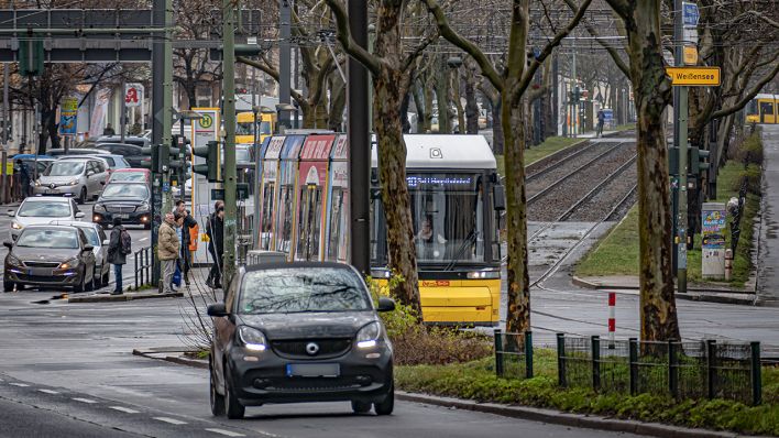 Ein Auto fährt an der Kreuzung Greifswalder/Danziger Straße in Berlin-Pankow vorbei (Bild: imago images/Jürgen Ritter)
